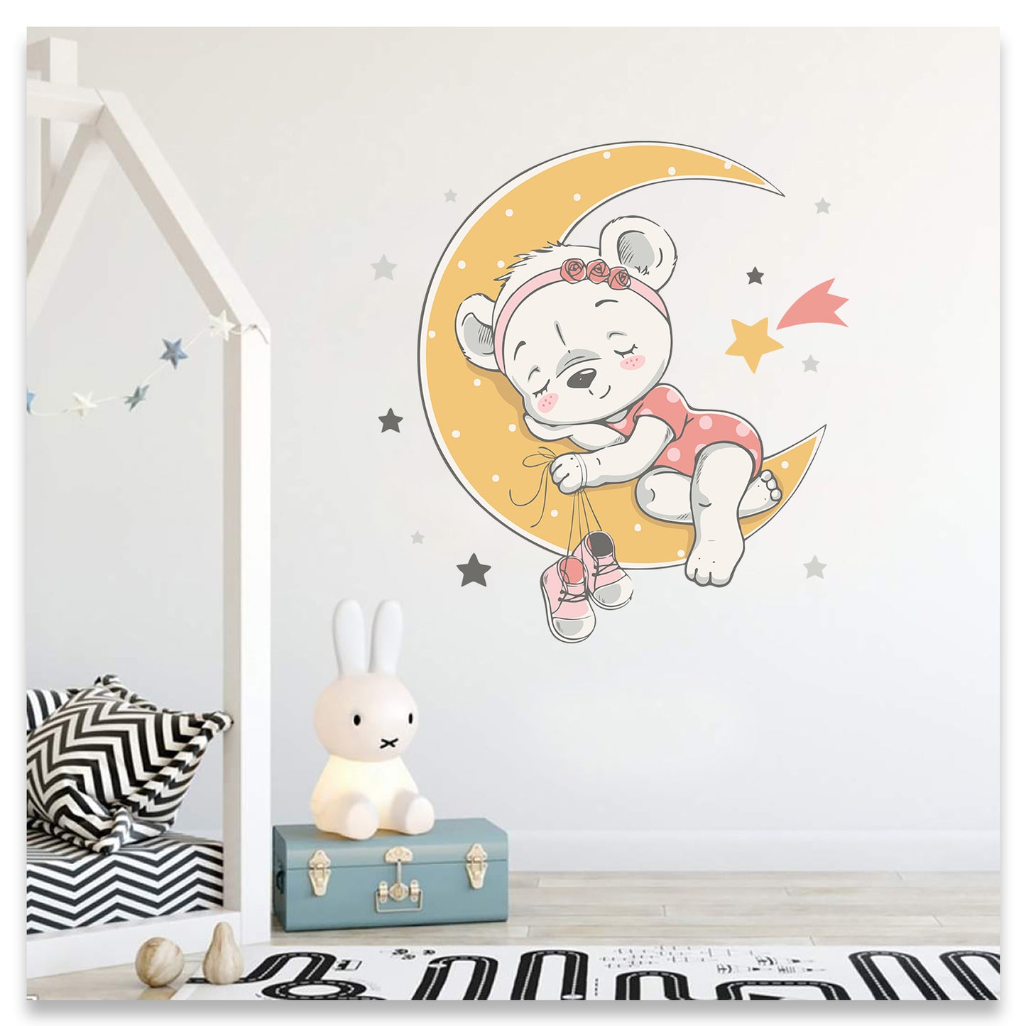 Ayda Uyuyan Sevimli Yavru Aycıcık Çocuk Odası Duvar Sticker